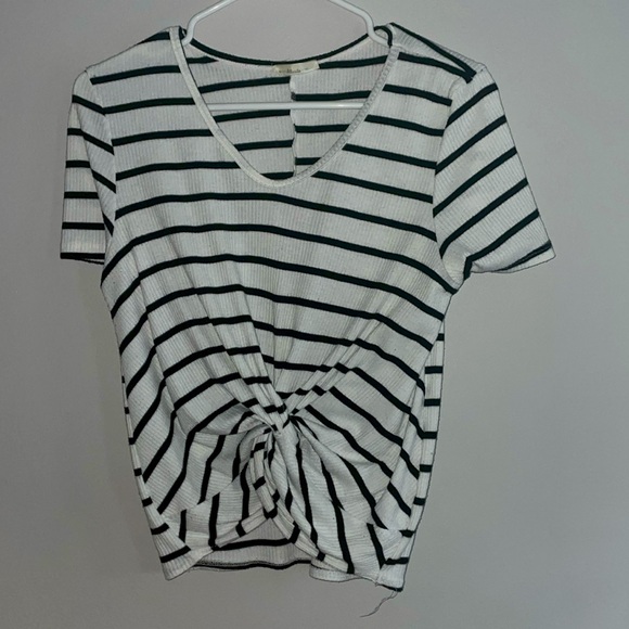 Black and White Stripped Croptop with a Knot in the middle - Picture 1 of 3